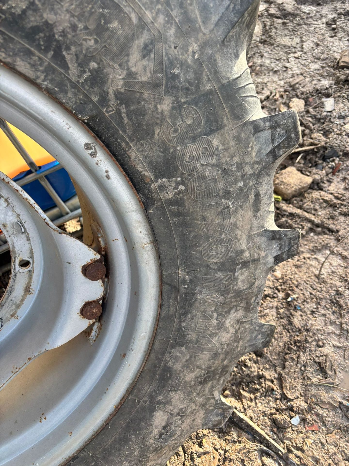 CASE TRACTOR WHEEL & TYRE 380/70 R24 TAURUS AGRICULTURAL TYRE 8 STUD COMPLETE RIM - Image 3