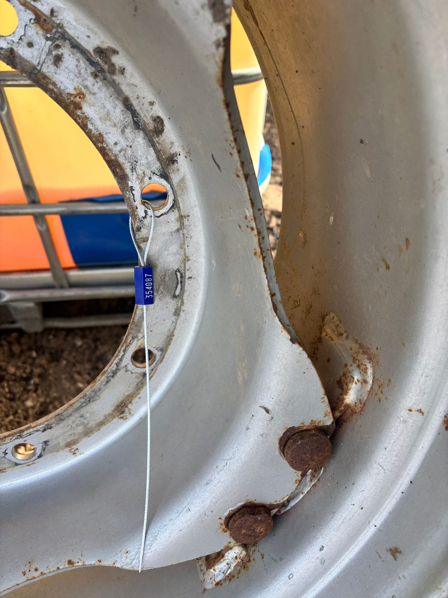 CASE TRACTOR WHEEL & TYRE 380/70 R24 TAURUS AGRICULTURAL TYRE 8 STUD COMPLETE RIM - Image 4