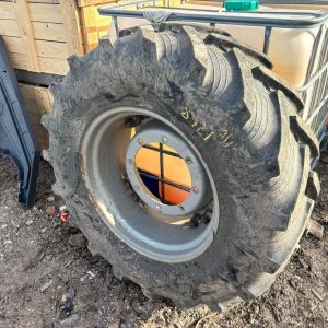 CASE TRACTOR WHEEL & TYRE 380/70 R24 TAURUS AGRICULTURAL TYRE 8 STUD COMPLETE RIM