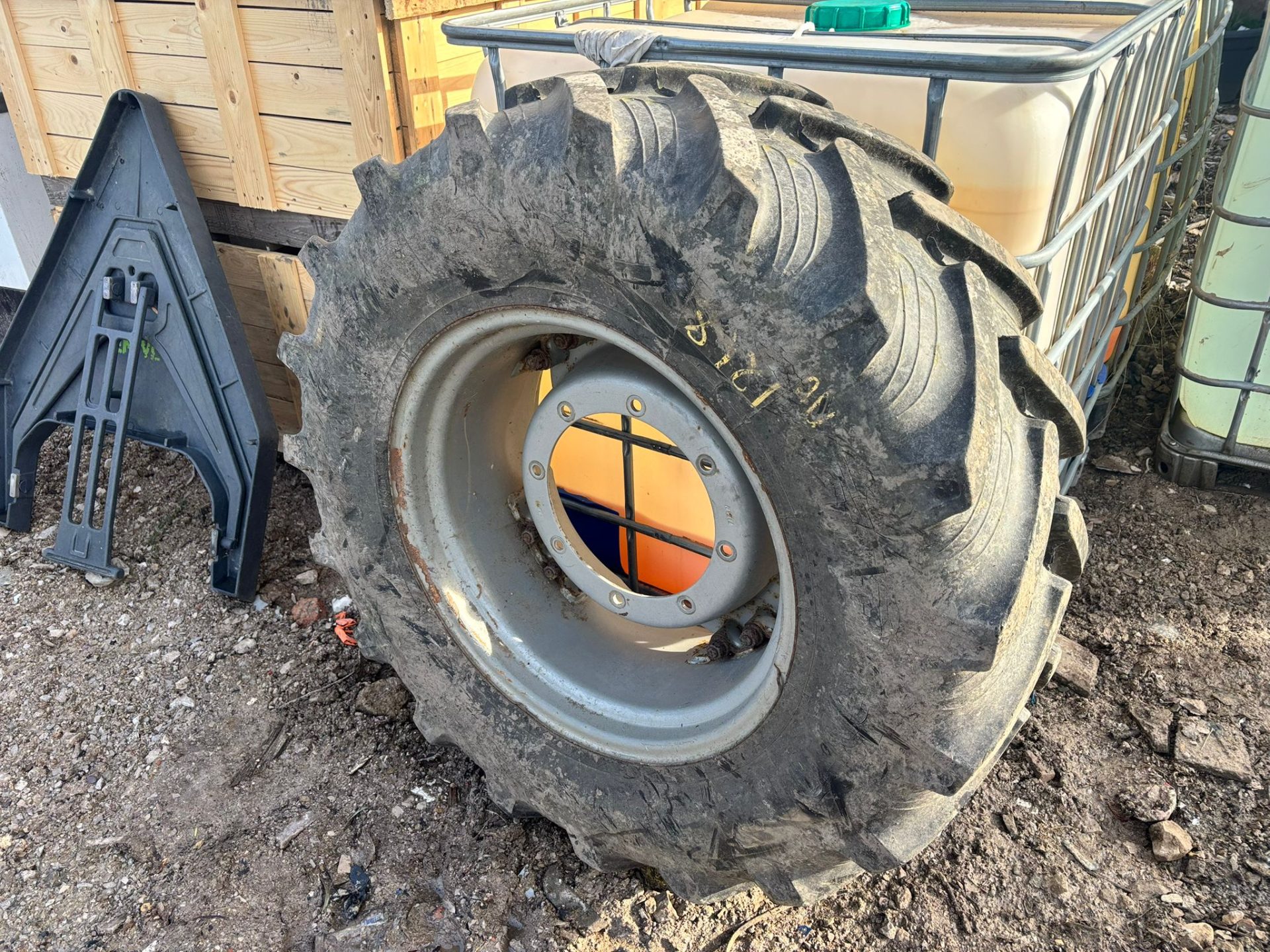 CASE TRACTOR WHEEL & TYRE 380/70 R24 TAURUS AGRICULTURAL TYRE 8 STUD COMPLETE RIM