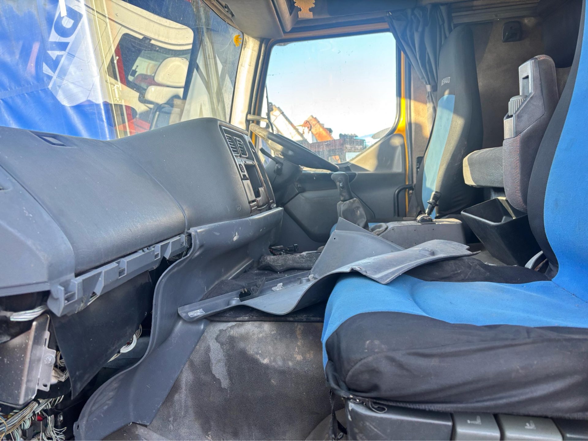 2004 RENAULT PREMIUM WAGON TRUCK ZF MANUAL GEARBOX SLEEPER CAB 11 LITRE ENGINE - Image 7