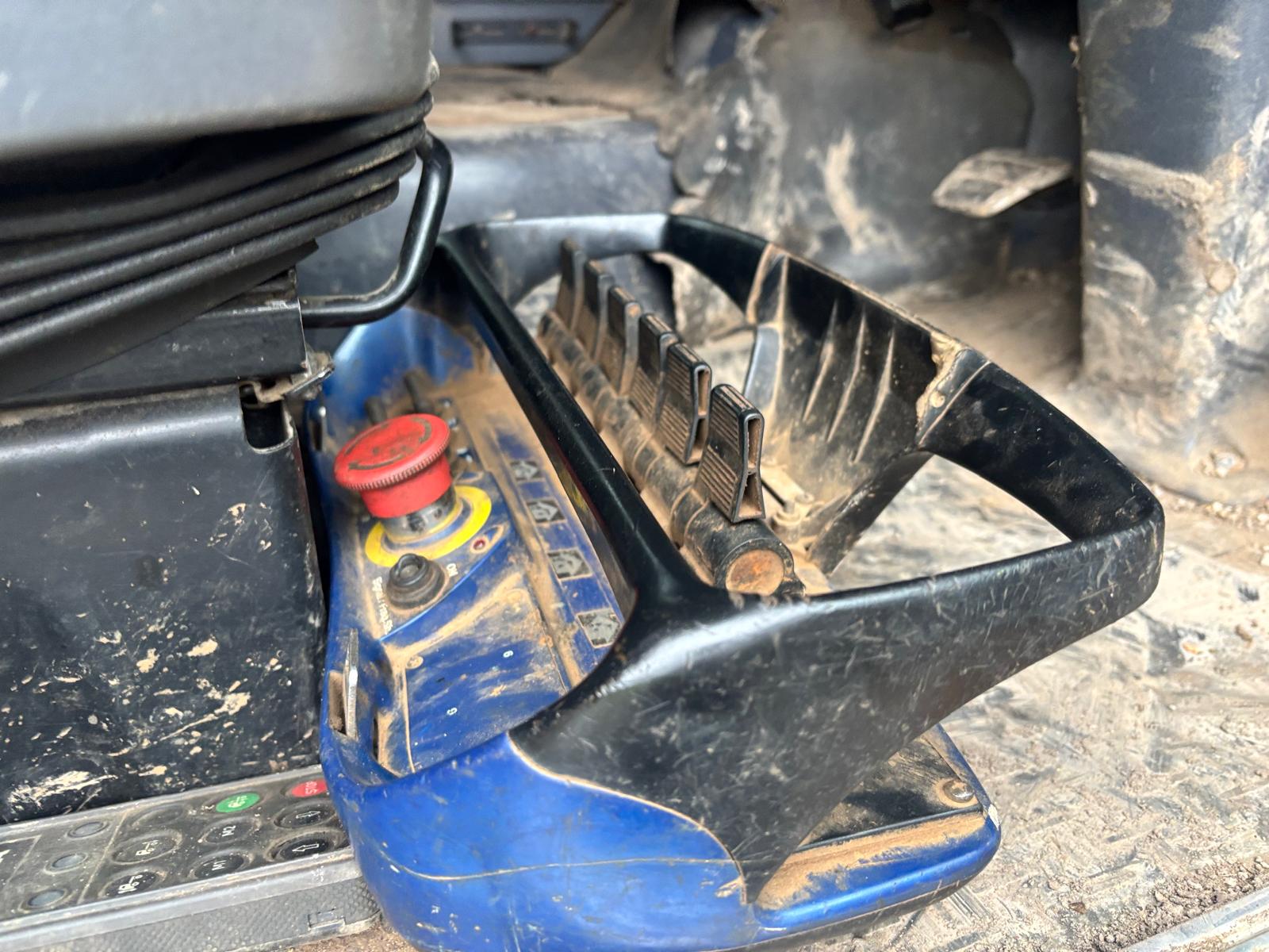 2005 SCANIA R420 8X2 BEAVERTAIL WITH PM 37012 CRANE - Image 17