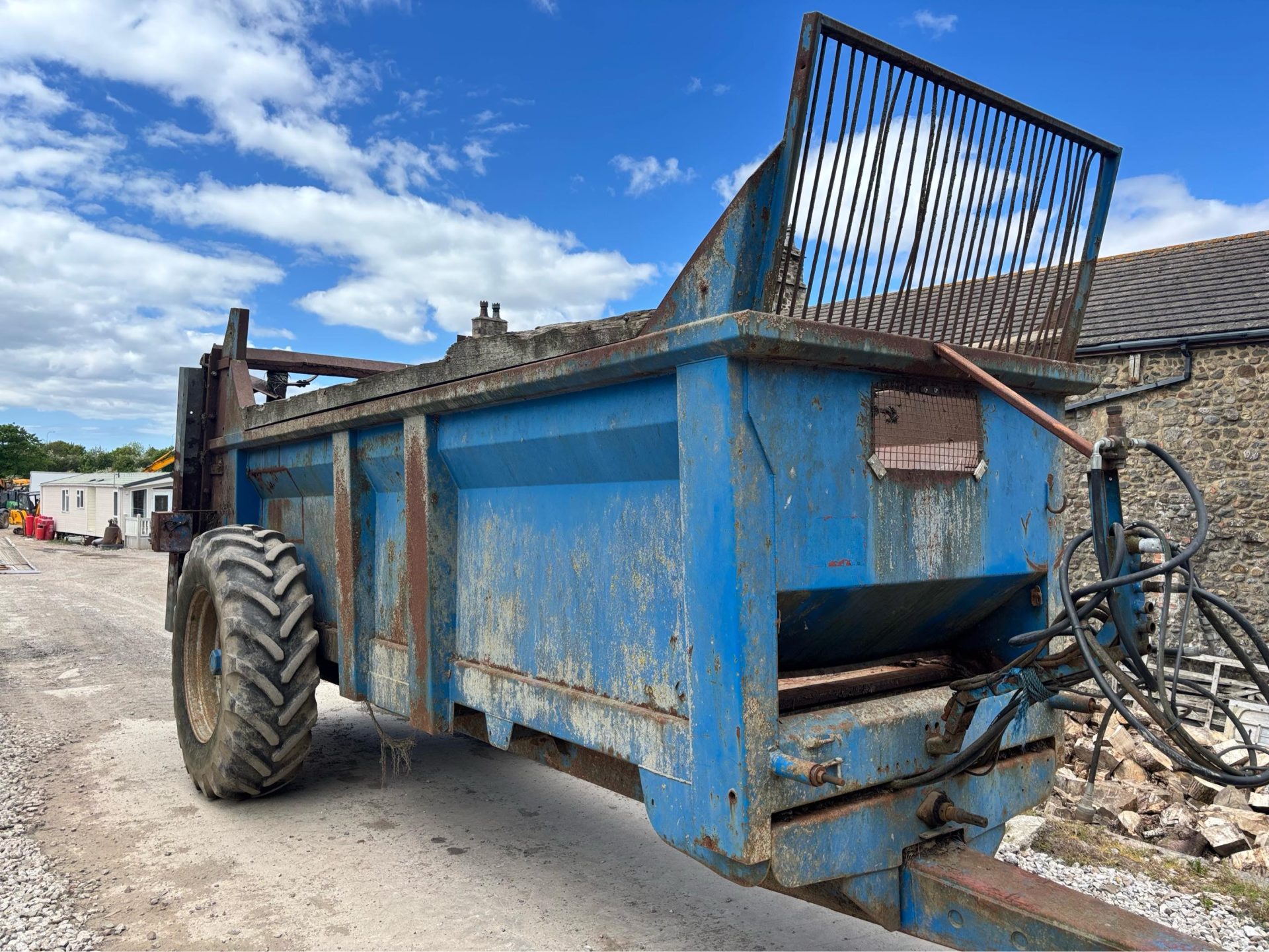 BUNNING 14 TON LOW LANDER MANURE SLURRY REAR DISCHARGE SPREADER TRACTOR