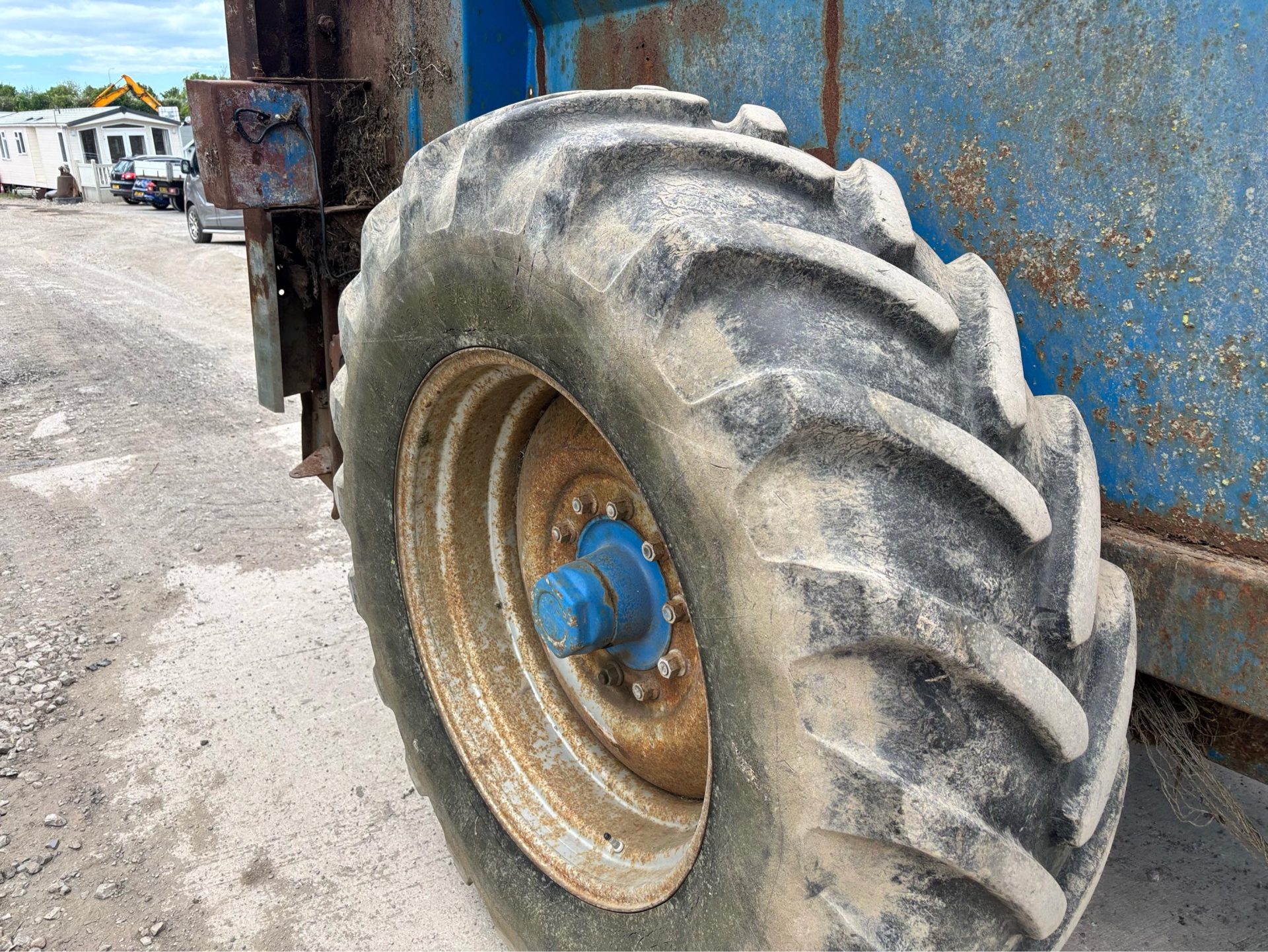 BUNNING 14 TON LOW LANDER MANURE SLURRY REAR DISCHARGE SPREADER TRACTOR - Image 11