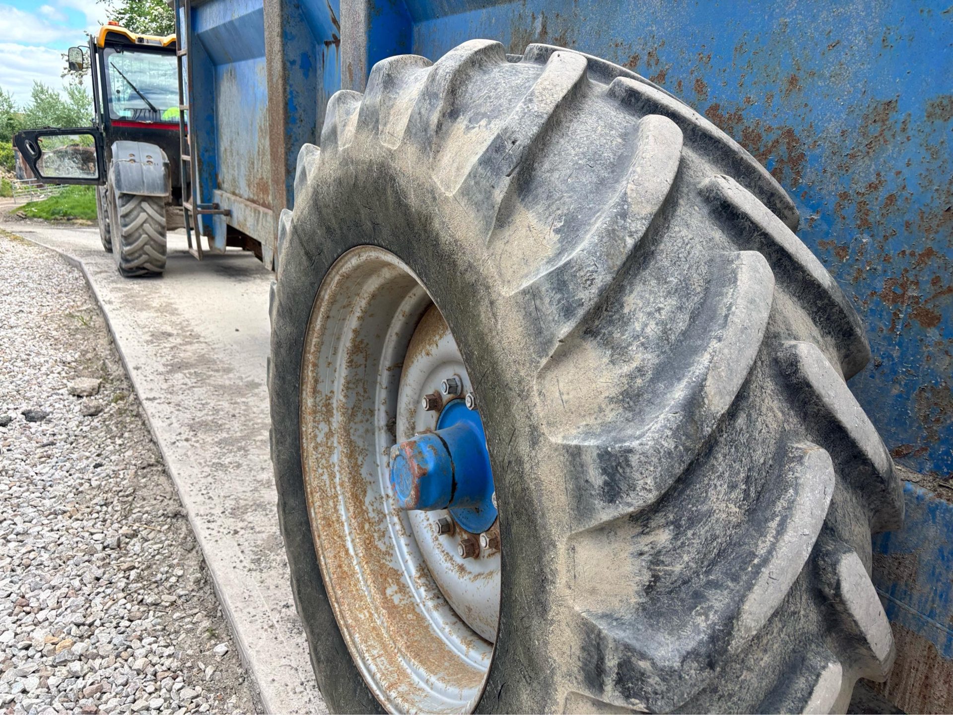 BUNNING 14 TON LOW LANDER MANURE SLURRY REAR DISCHARGE SPREADER TRACTOR - Image 7