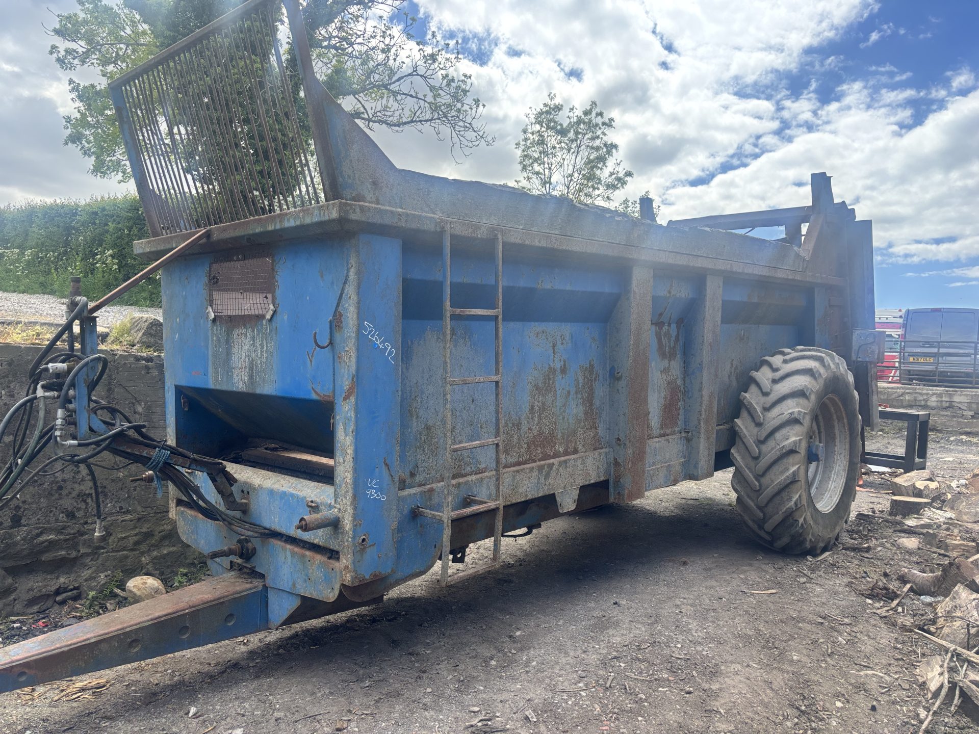 BUNNING 14 TON LOW LANDER MANURE SLURRY REAR DISCHARGE SPREADER TRACTOR - Image 3