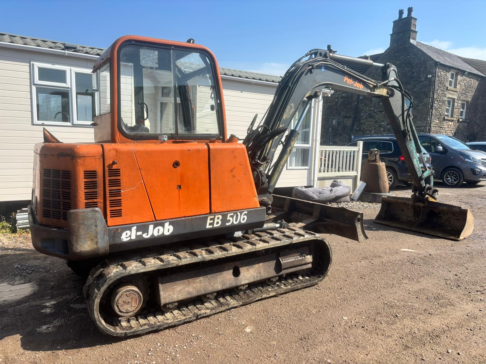 1999 PEL-JOB EB506 RUBBER TRACKED MIDI EXCAVATOR DIGGER 3 BUCKETS AND BREAKER - Image 2