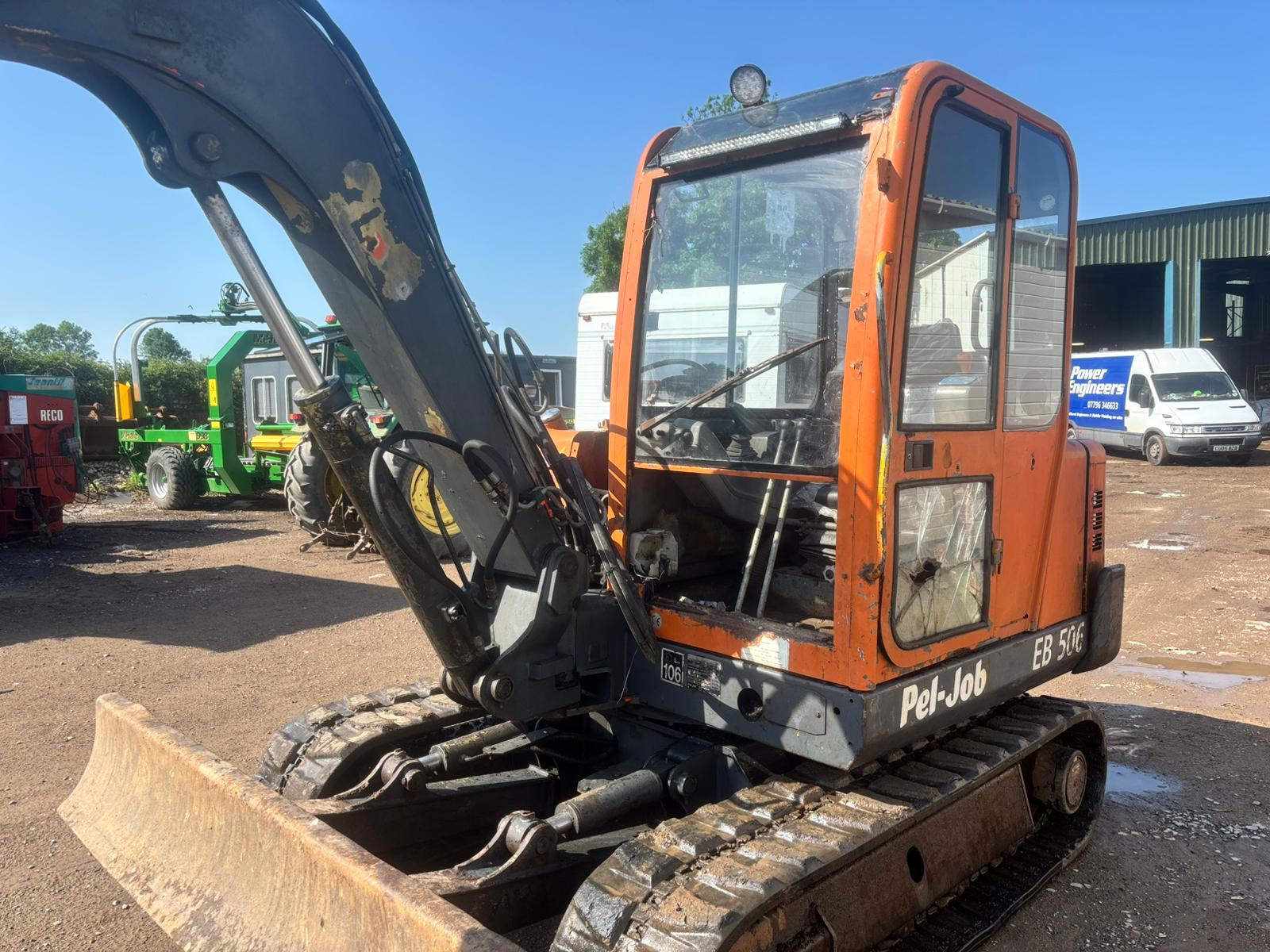 1999 PEL-JOB EB506 RUBBER TRACKED MIDI EXCAVATOR DIGGER 3 BUCKETS AND BREAKER - Image 4