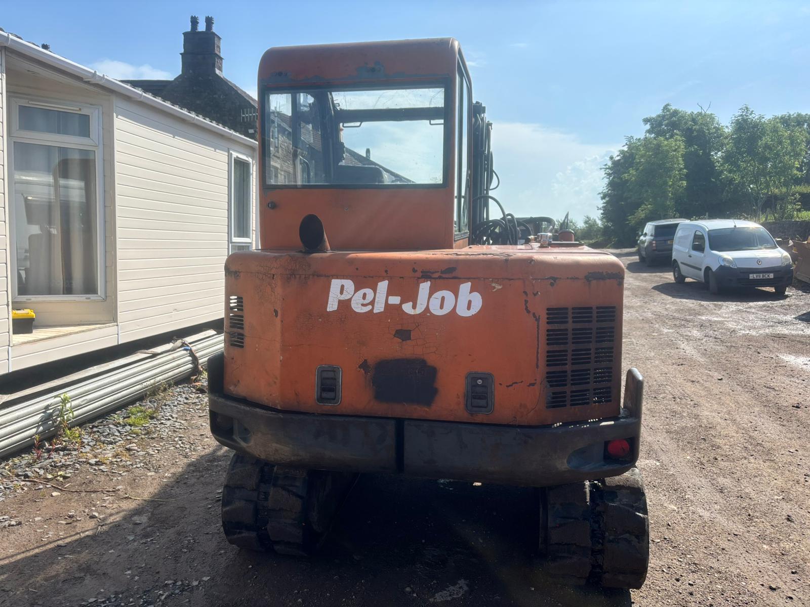 1999 PEL-JOB EB506 RUBBER TRACKED MIDI EXCAVATOR DIGGER 3 BUCKETS AND BREAKER - Image 8