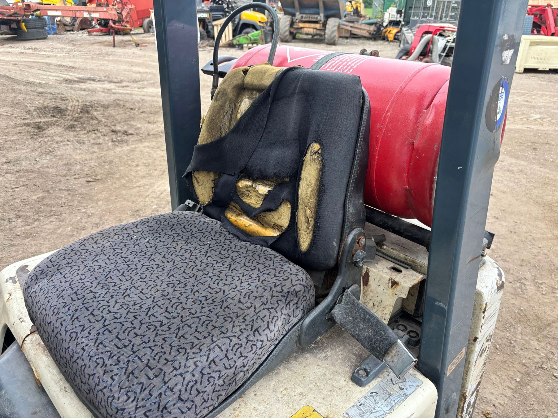 1999 NISSAN 1.5 TON LPG FORKLIFT TRUCK SIDE SHIFT TRIPLE MAST - Image 4
