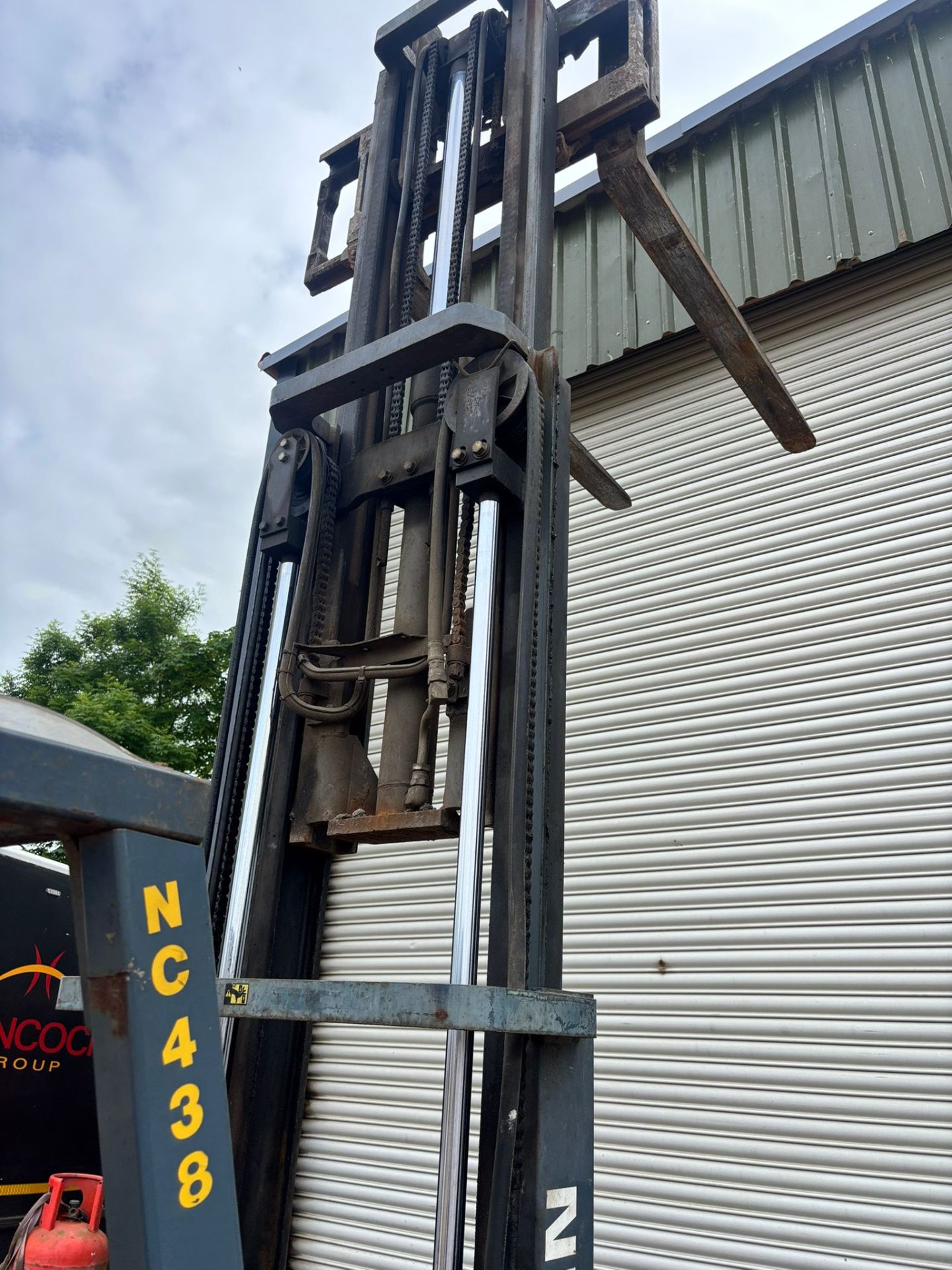 1999 NISSAN 1.5 TON LPG FORKLIFT TRUCK SIDE SHIFT TRIPLE MAST - Image 12