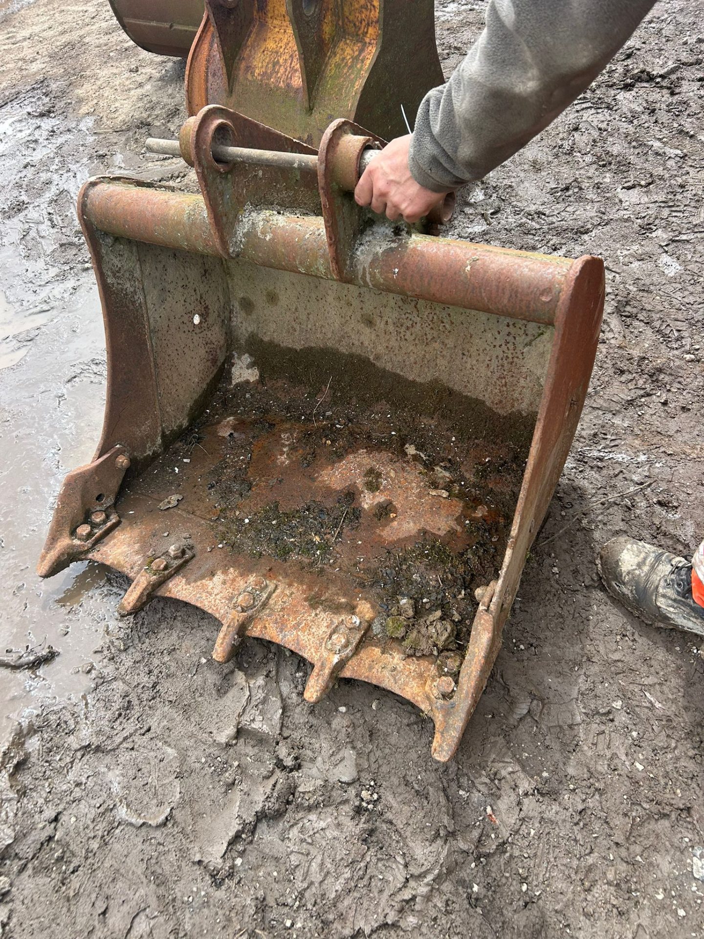 EXCAVATOR DIGGING BUCKET 50MM PINS 880MM / 35" HEAVY DUTY BUCKET – TAG 354051 - Image 6