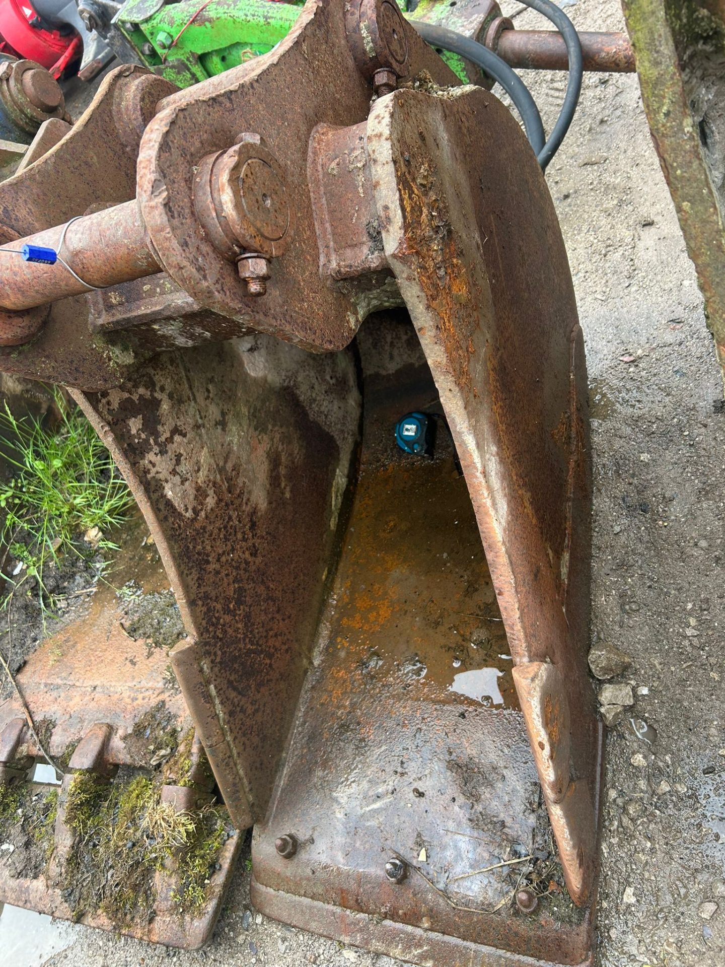 DIGGING BUCKET 65MM PINS 255MM CENTRES 380MM EXCAVATOR BUCKET TAG NO 354099 - Image 6