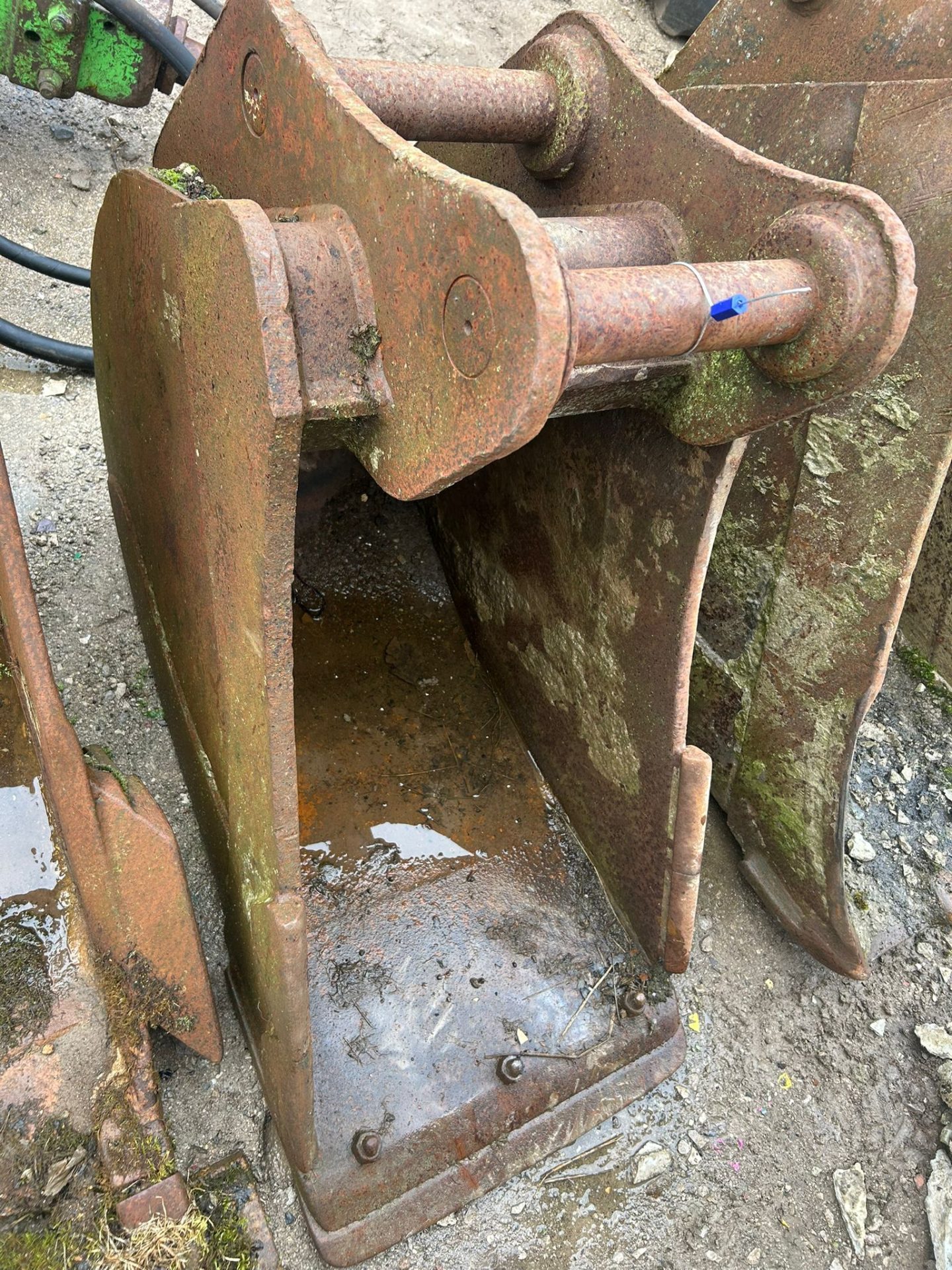 DIGGING BUCKET 65MM PINS 255MM CENTRES 380MM EXCAVATOR BUCKET TAG NO 354099
