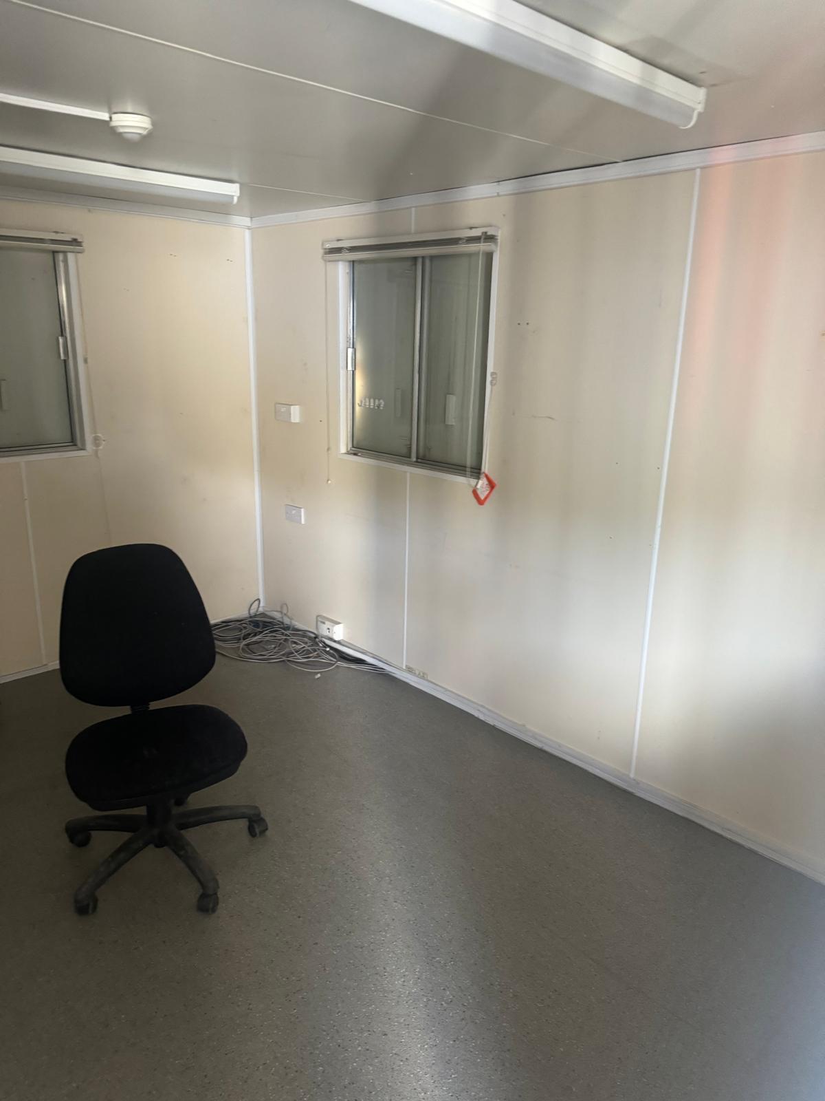30FT x 10FT SITE OFFICE CABIN CONTAINER PORTABLE OFFICE WELFARE UNIT STORAGE CABIN PRICE IS PER CABIN - Image 17