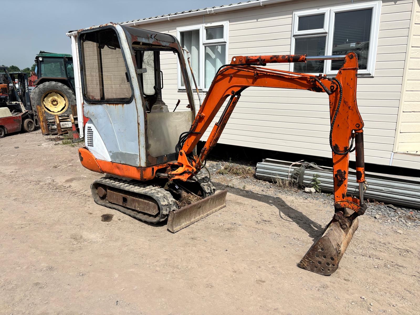 HITACHI EX1.5 MINI DIGGER RUBBER TRACKS EXPORT MICRO EXCAVATOR 3 BUCKETS