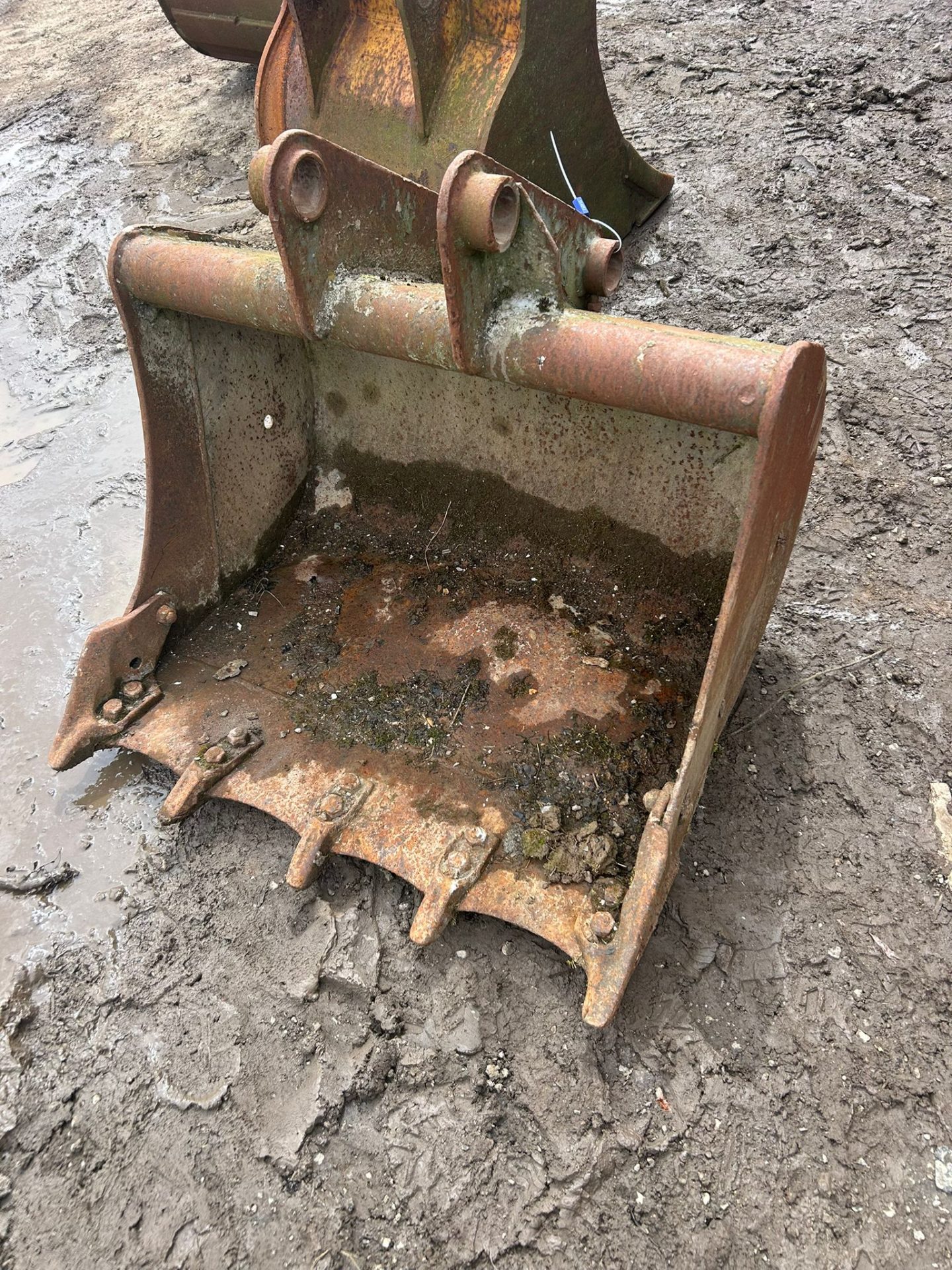 EXCAVATOR DIGGING BUCKET 50MM PINS 880MM / 35" HEAVY DUTY BUCKET – TAG 354051