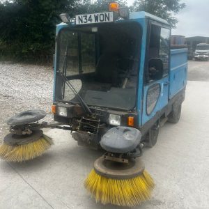 COMPACT ROAD SWEEPER DIESEL VACUUM BRUSH MUNICIPAL YARD SWEEPER