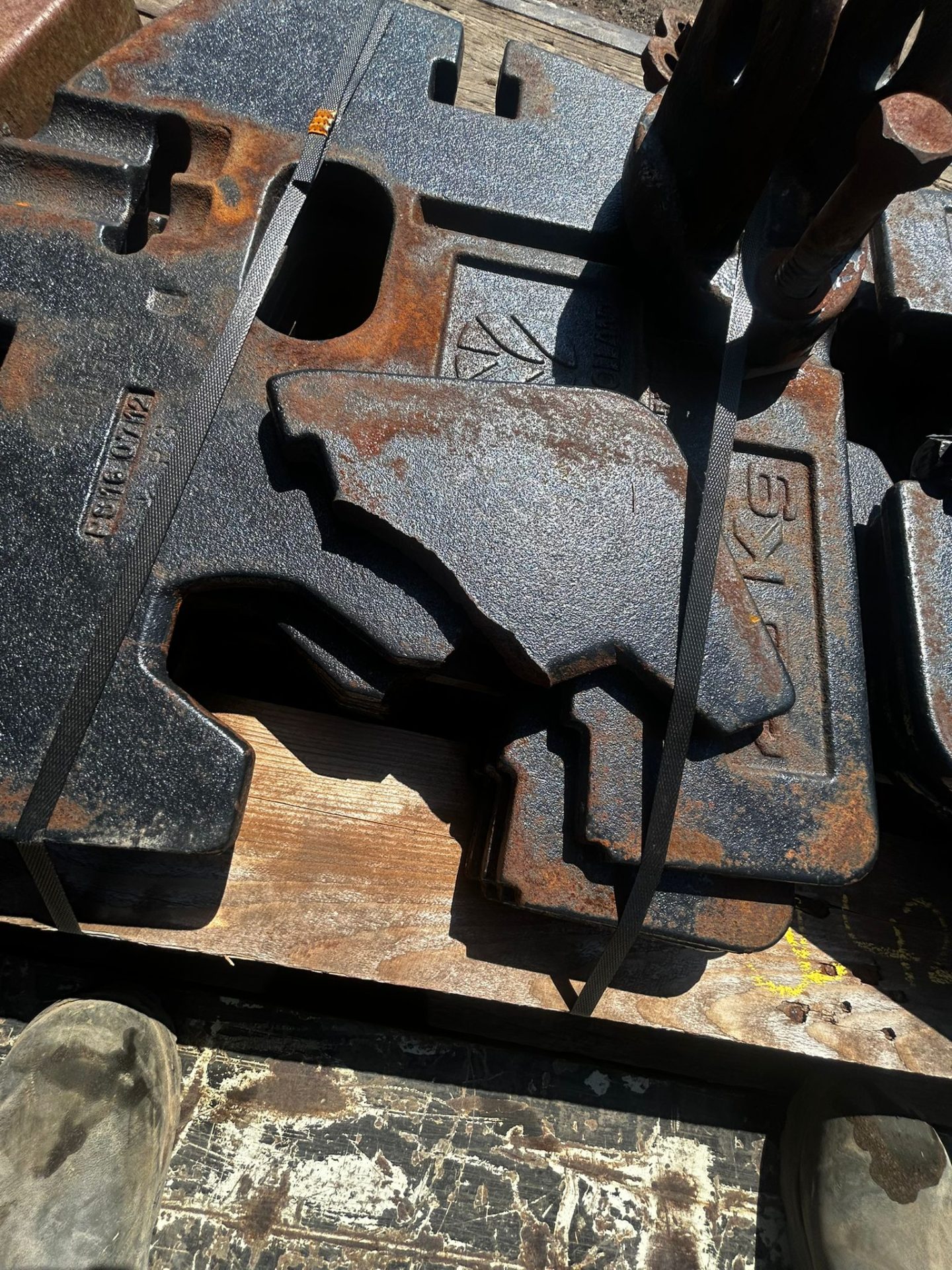 NEW HOLLAND TRACTOR FRONT WEIGHTS 45KG X15 14 GOOD 1 CRACKED - Image 3