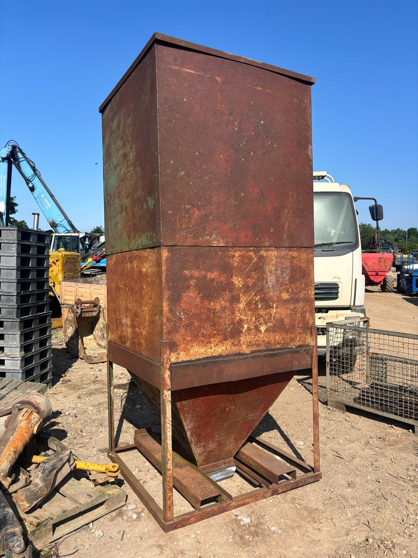 PROVIN STEEL ANIMAL FEED BIN HOPPER 2 TONNE FARM GRAIN PELLET - Image 4