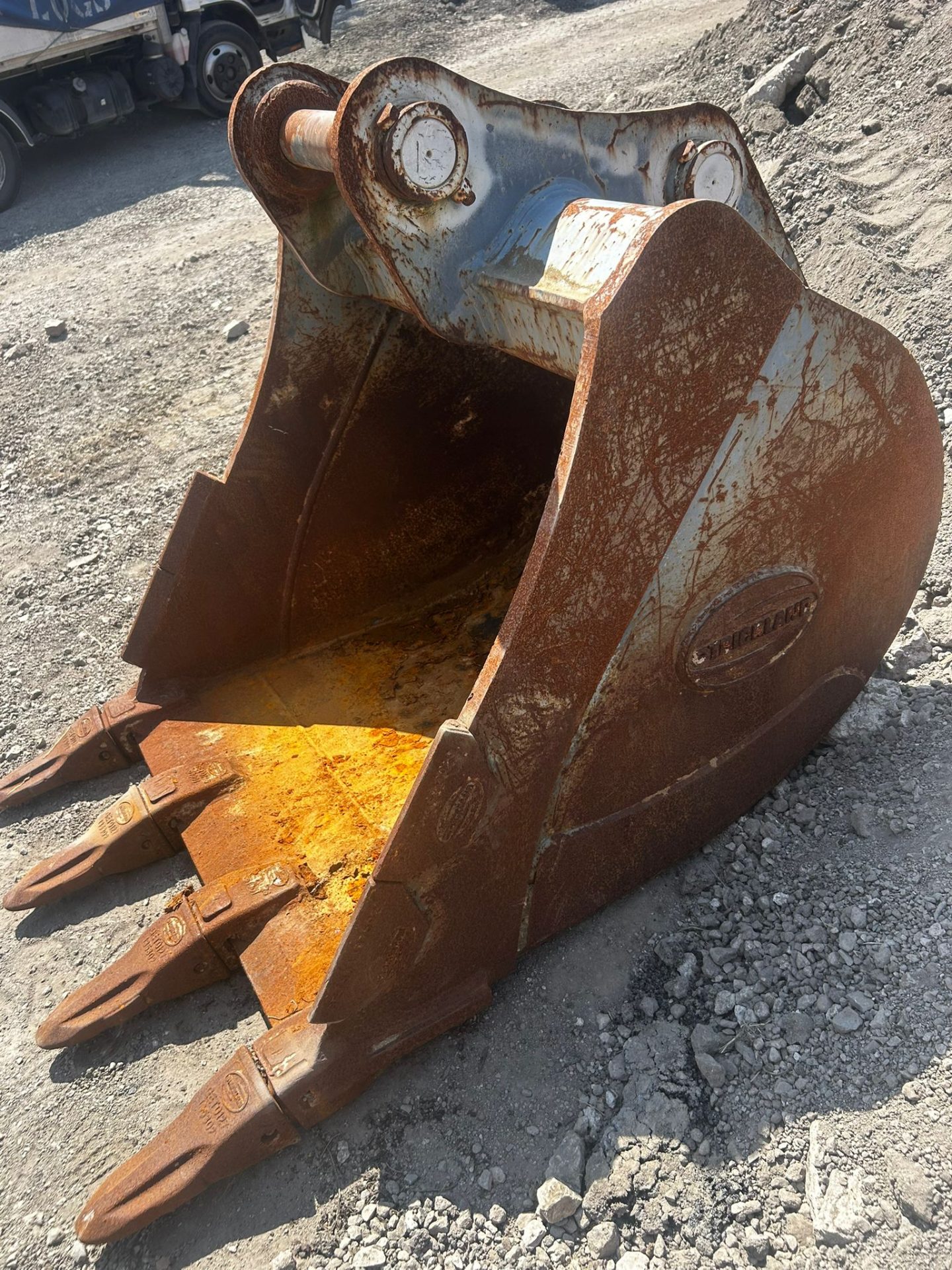 STRICKLAND 36IN 900MM DIGGER BUCKET 65MM PINS 13 TON EXCAVATOR