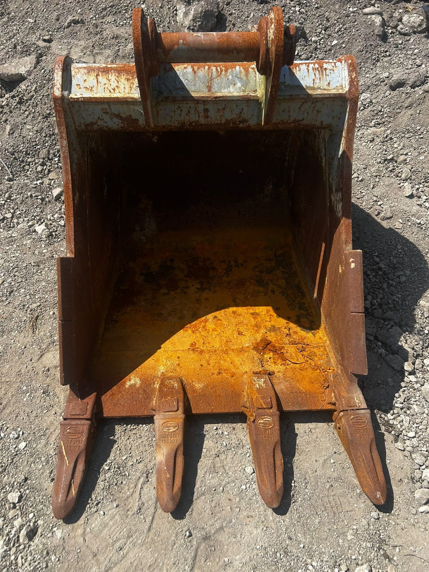 STRICKLAND 36IN 900MM DIGGER BUCKET 65MM PINS 13 TON EXCAVATOR - Image 3