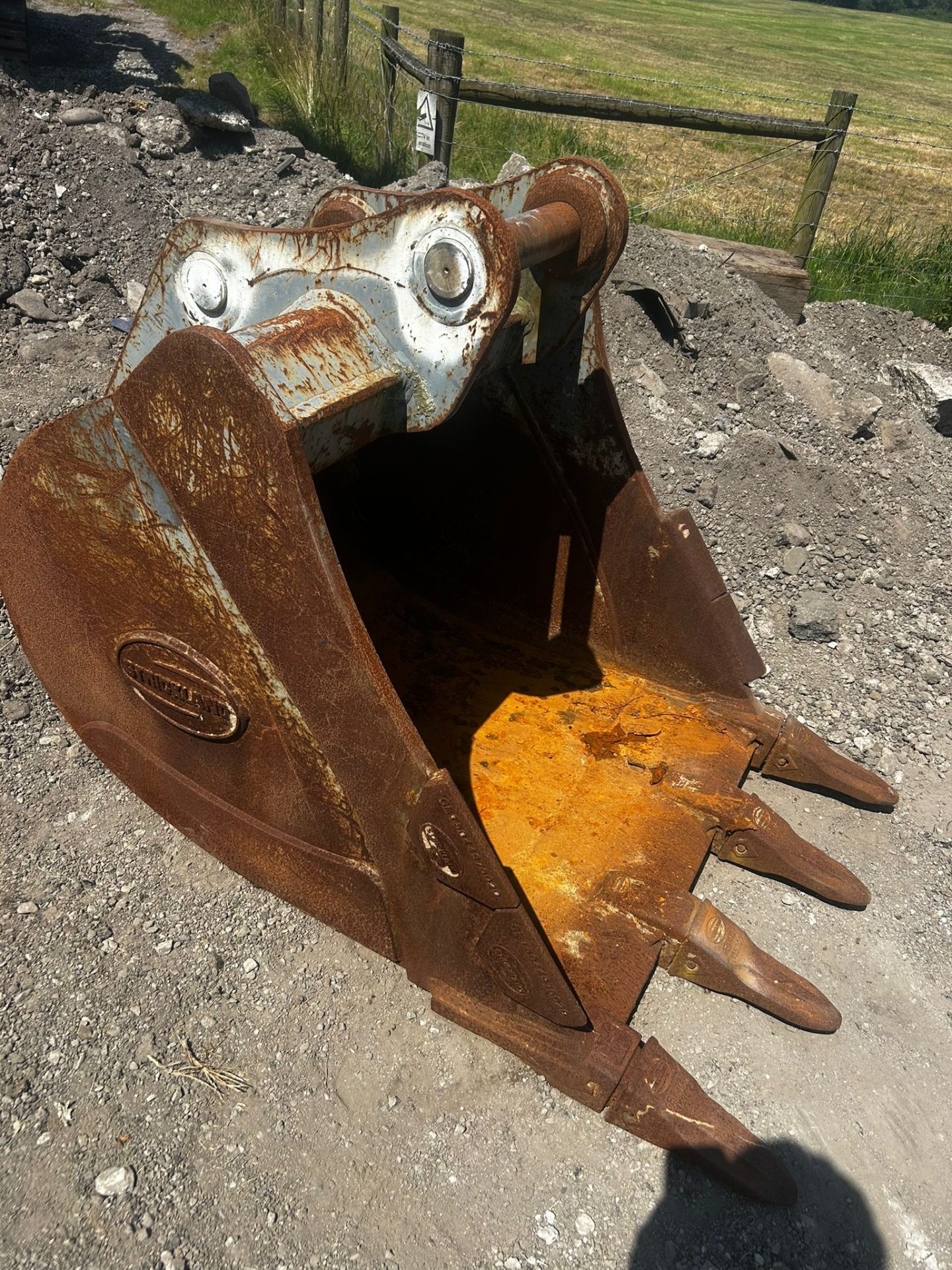STRICKLAND 36IN 900MM DIGGER BUCKET 65MM PINS 13 TON EXCAVATOR - Image 7