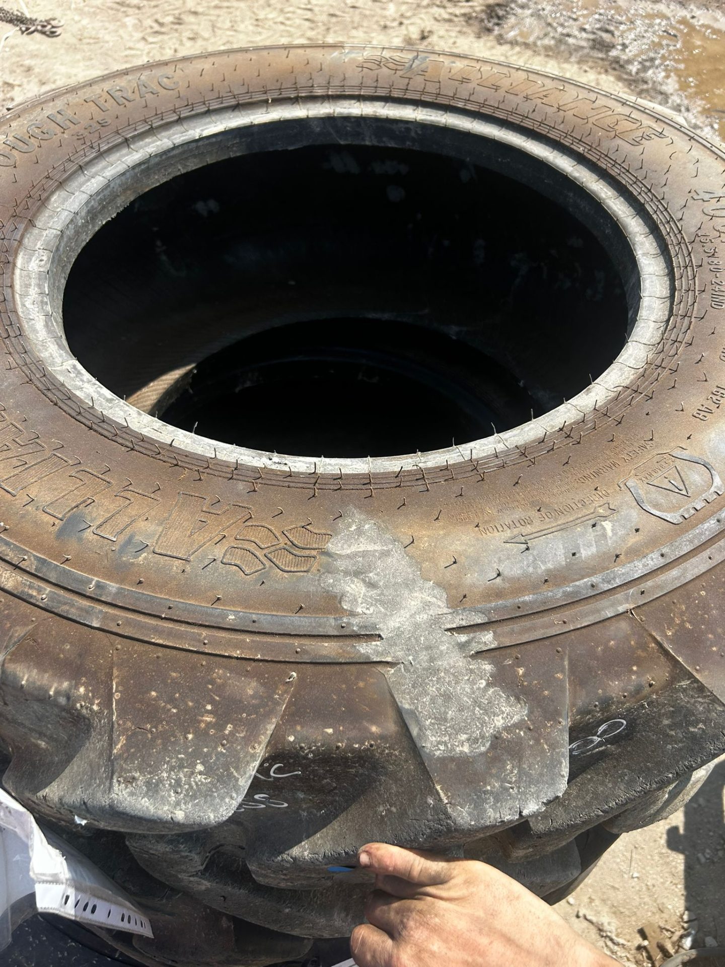 4X 400/80-24 ALLIANCE LOADALL TELEHANDLER TYRES 70% TREAD TOUGHTRAC - Image 4