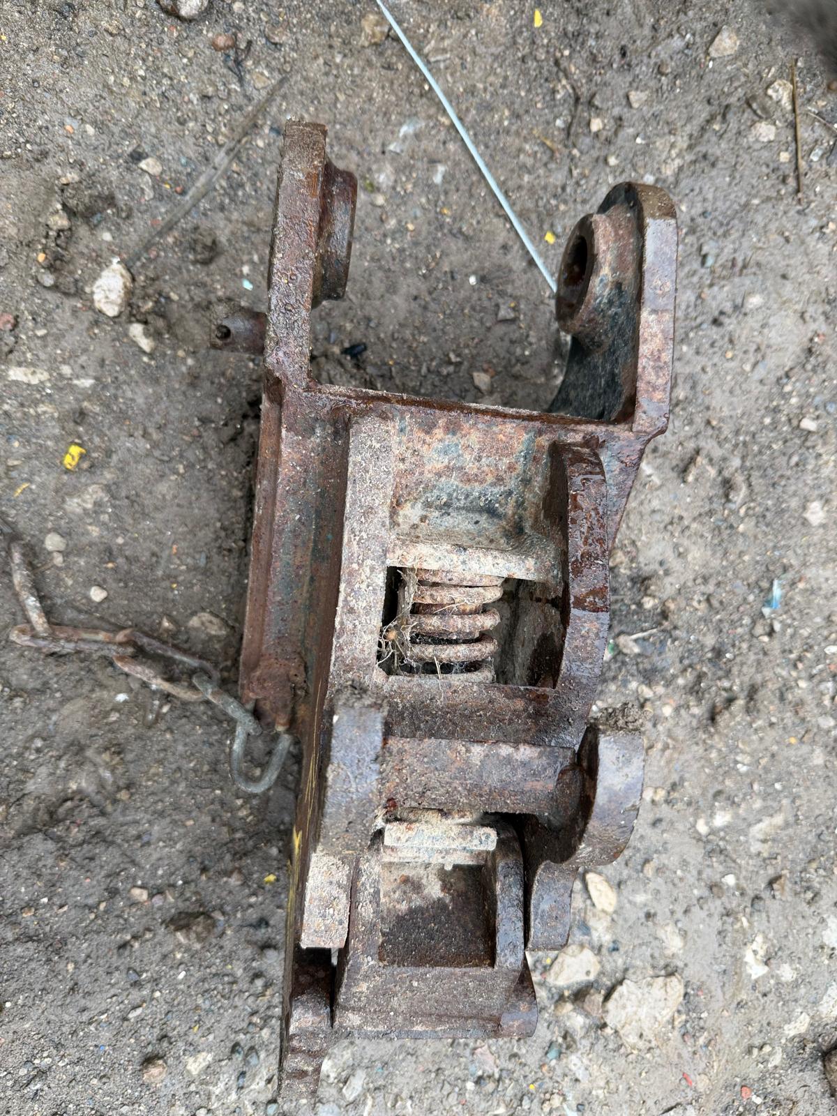 MINI DIGGER EXCAVATOR SPRING-LOADED QUICK HITCH – 30MM PINS