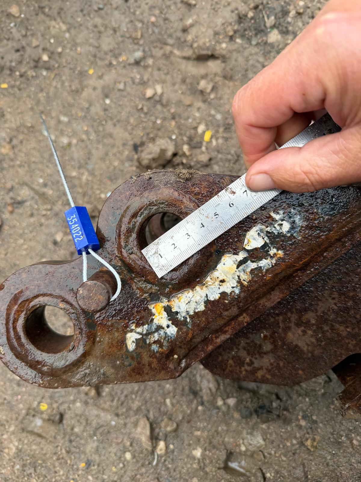 MINI DIGGER EXCAVATOR SPRING-LOADED QUICK HITCH – 30MM PINS - Image 3