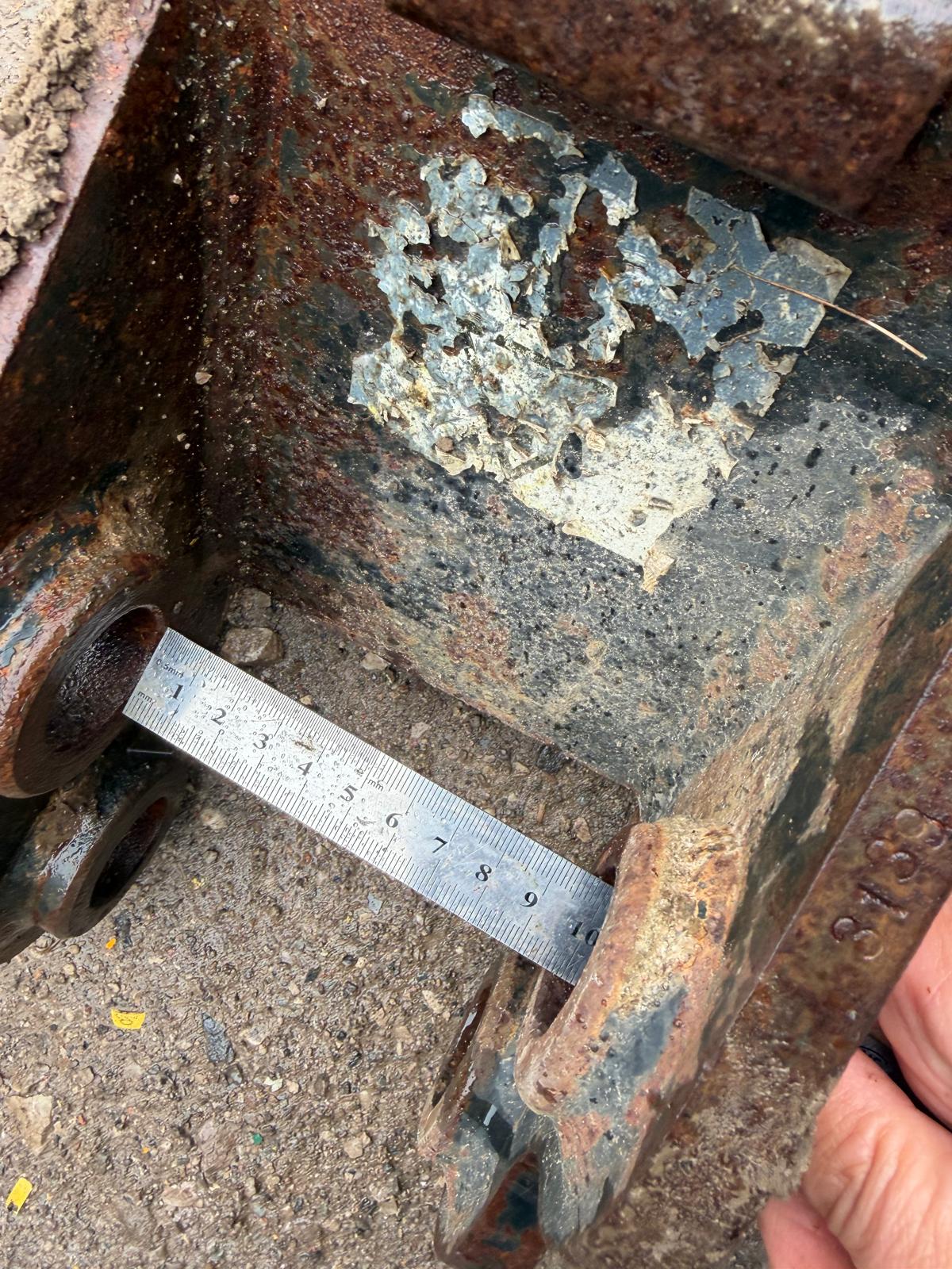 MINI DIGGER EXCAVATOR SPRING-LOADED QUICK HITCH – 30MM PINS - Image 4