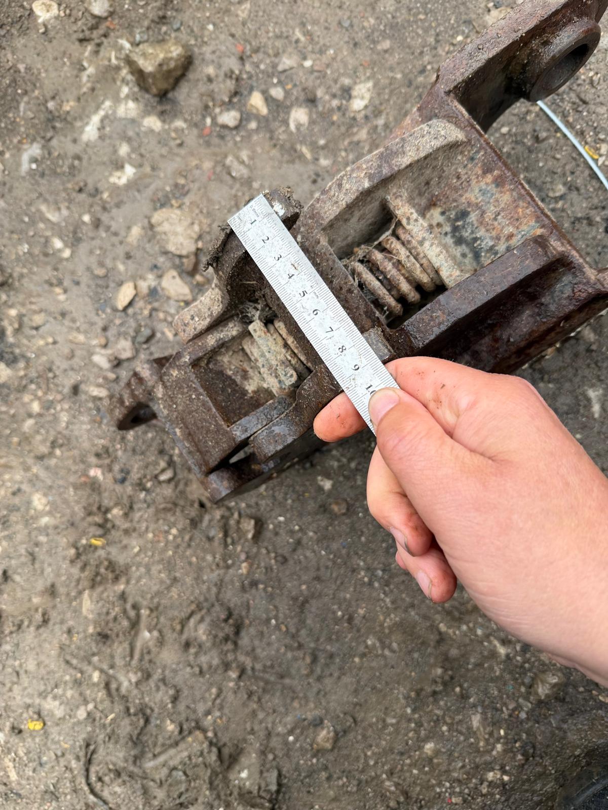 MINI DIGGER EXCAVATOR SPRING-LOADED QUICK HITCH – 30MM PINS - Image 7
