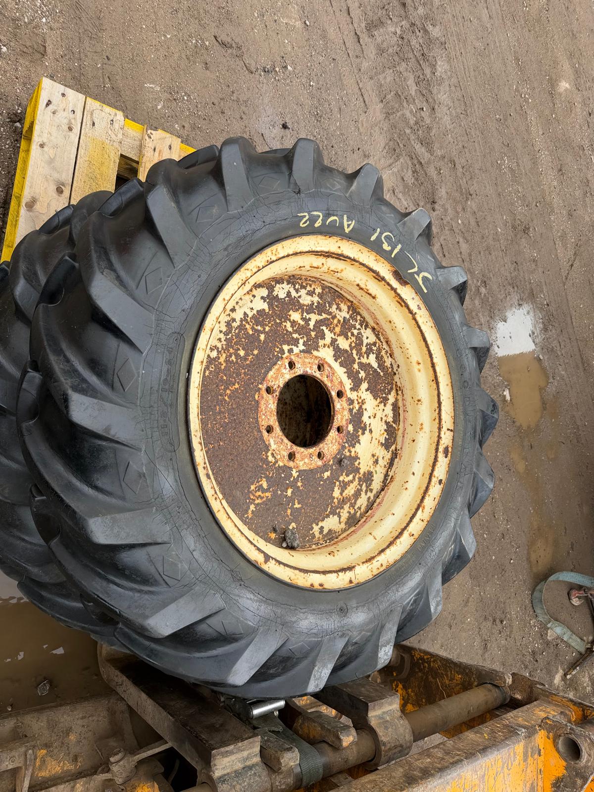 PAIR OF DAVID BROWN TRACTOR REAR WHEELS & TYRES 8-STUD VINTAGE FARM - Image 7