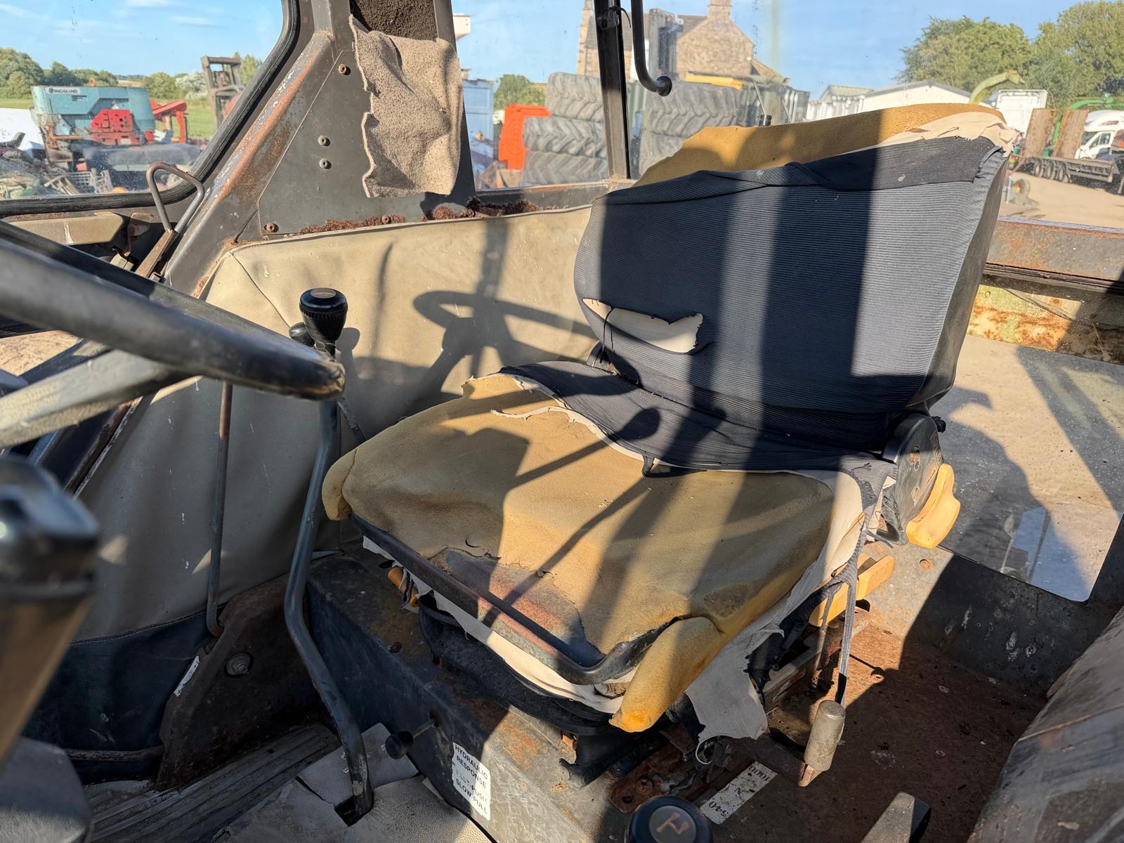 RENAULT 70-32 2WD TRACTOR WITH TANCO POWER LOADER PICK-UP HITCH - Image 6