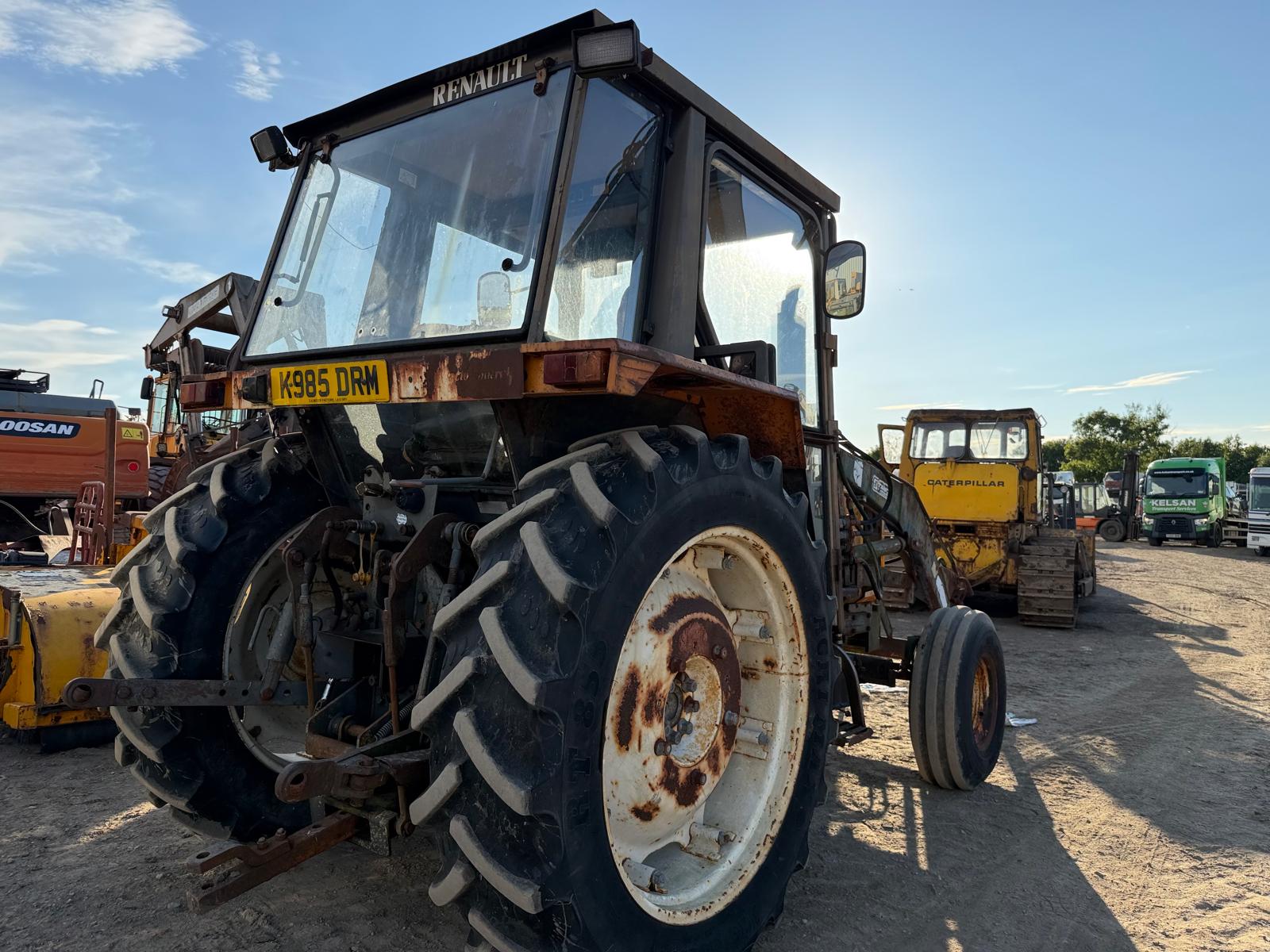 RENAULT 70-32 2WD TRACTOR WITH TANCO POWER LOADER PICK-UP HITCH - Image 9