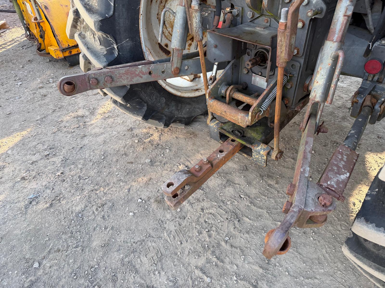 RENAULT 70-32 2WD TRACTOR WITH TANCO POWER LOADER PICK-UP HITCH - Image 13