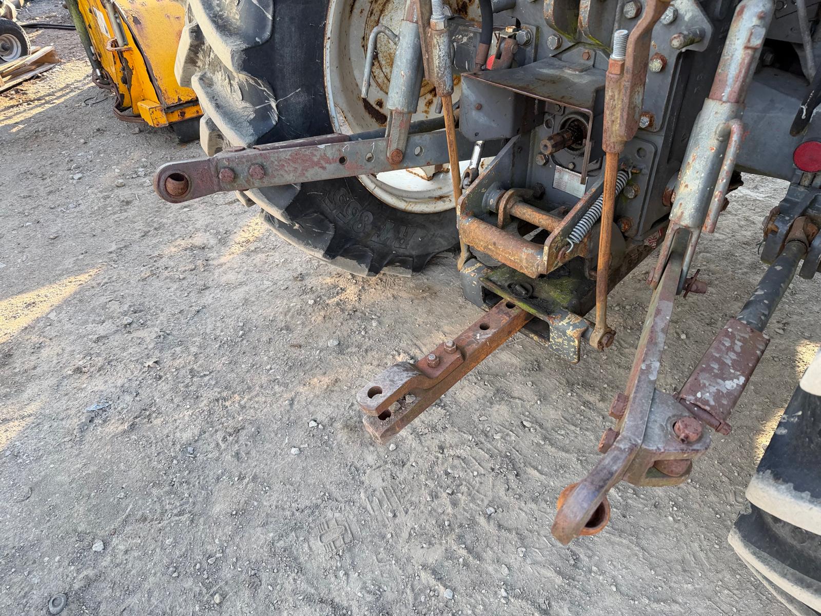 RENAULT 70-32 2WD TRACTOR WITH TANCO POWER LOADER PICK-UP HITCH - Image 14