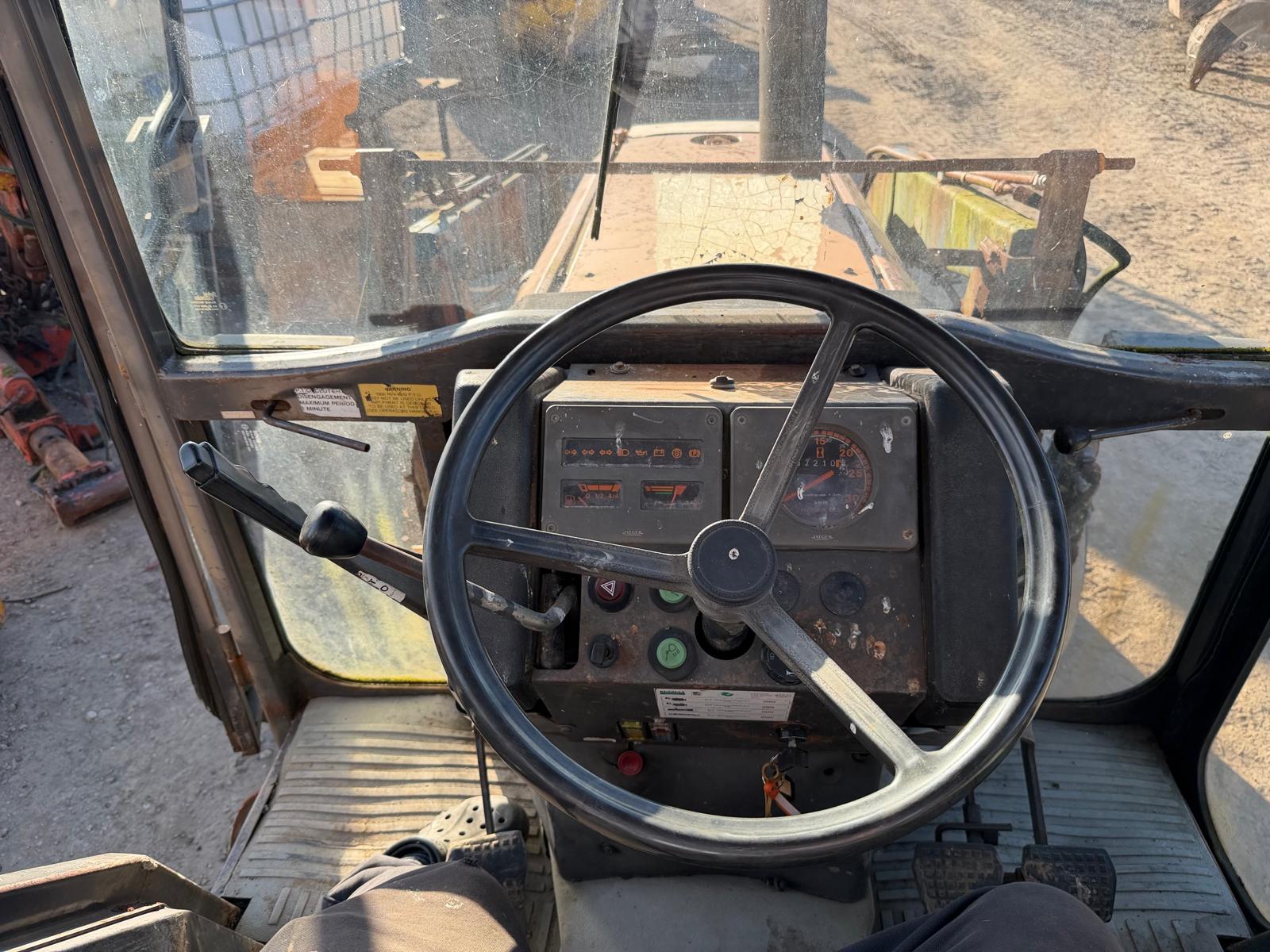 RENAULT 70-32 2WD TRACTOR WITH TANCO POWER LOADER PICK-UP HITCH - Image 3